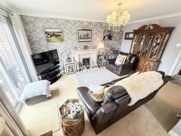 L-SHAPED LOUNGE/DINING ROOM