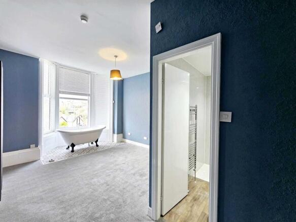3 bed Flat for sale Image 6