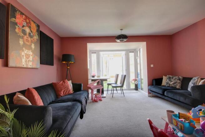 3 bed Town House for sale Image 4