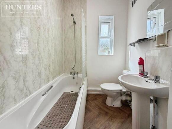 3 bed Apartment to rent Image 5