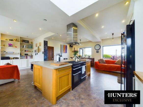 5 bed Detached for sale Image 8