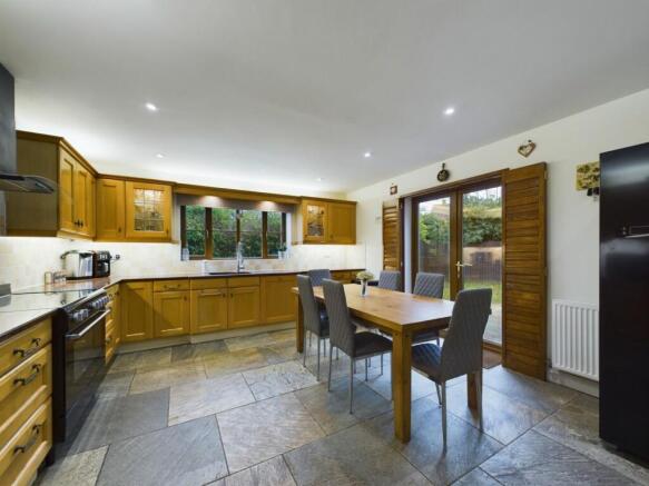KITCHEN / DINING ROOM