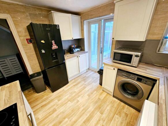 4 bed Semi-Detached for sale Image 4