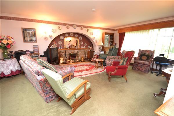 LOUNGE/DINING ROOM