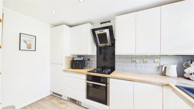 Spruce Drive, Lightwater, Surrey, GU18 photo 4
