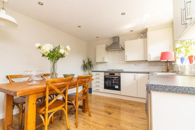 KITCHEN/DINING ROOM