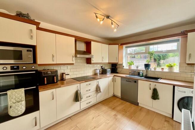 3 bed Semi-Detached for sale Image 8