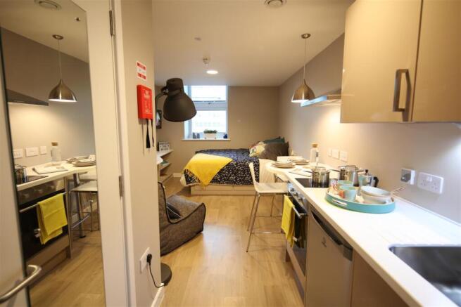 TYNE BRIDGE STANDARD STUDIO LIKE 107 BATHROOM ON L