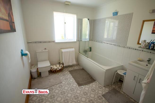 FAMILY BATHROOM
