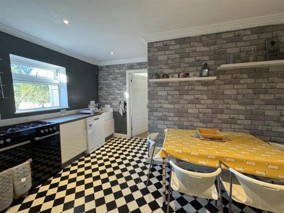 4 bed Semi-Detached for sale Image 8