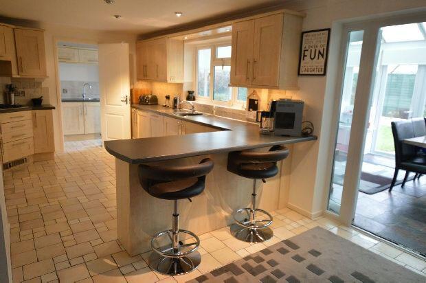 KITCHEN/DINER.