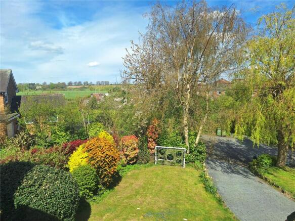 5 bed Detached for sale Image 8
