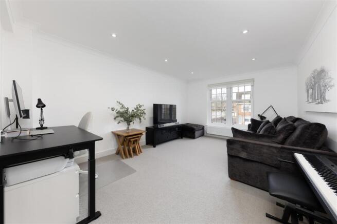 Thaxted Place 8- liv (2).jpg