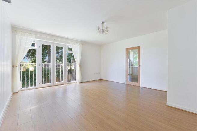 COURTLANDS CRES   (6).jpg