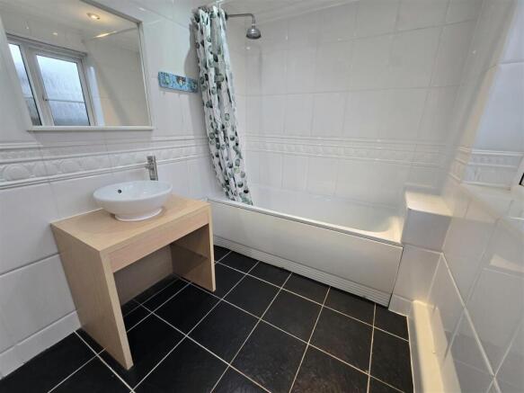 2 bed Apartment to rent Image 10