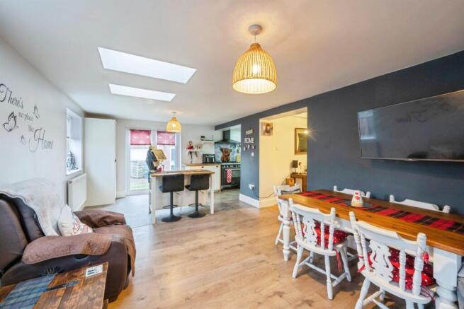 3 bed Semi-Detached for sale Image 6
