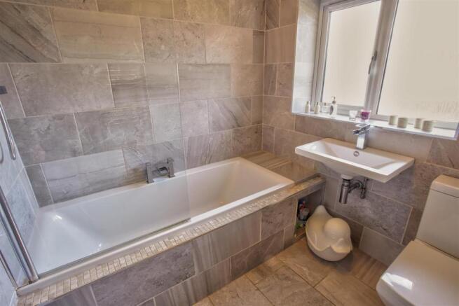 14 Bathroom.jpg