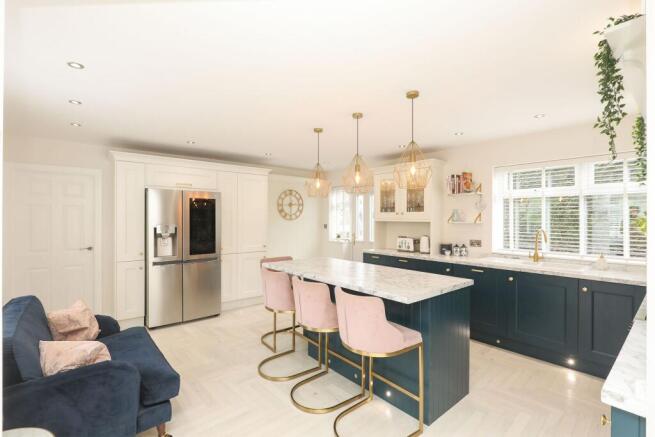 5 bed Semi-Detached for sale Image 9