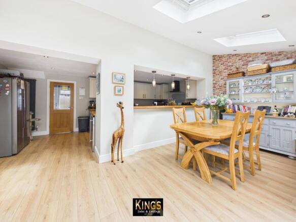 4 bed Detached for sale Image 8