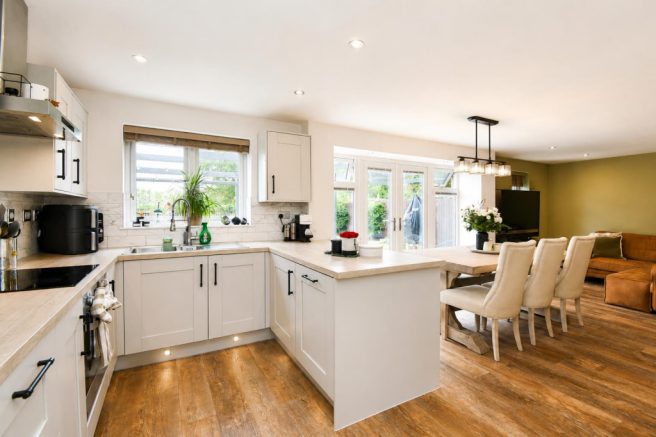 4 bed Detached for sale Image 8