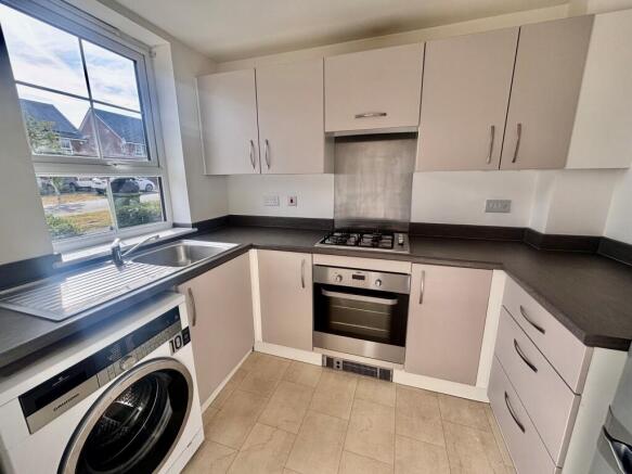 2 bed End of Terrace to rent Image 2