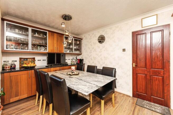5 bed Detached for sale Image 9