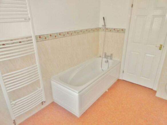 FAMILY BATHROOM 2