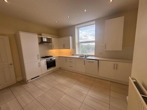 2 bed Apartment to rent Image 4