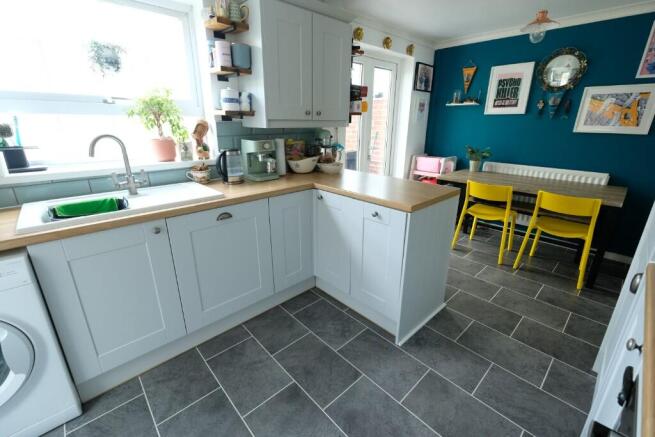 KITCHEN/DINING ROOM