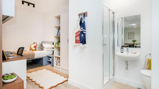 Bright, modern en-suite double bedroom with a c...