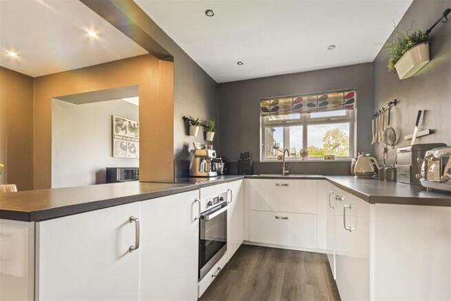 4 bed Link Detached House for sale Image 8