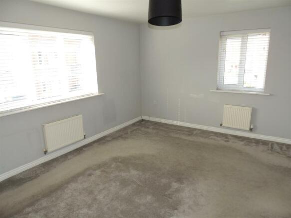 MASTER BEDROOM (FRONT)