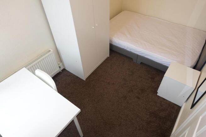 4 bed House to rent Image 10
