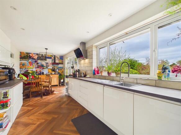3 bed Semi-Detached for sale Image 6