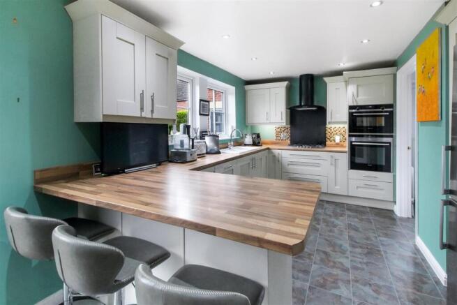 4 bed Detached for sale Image 10