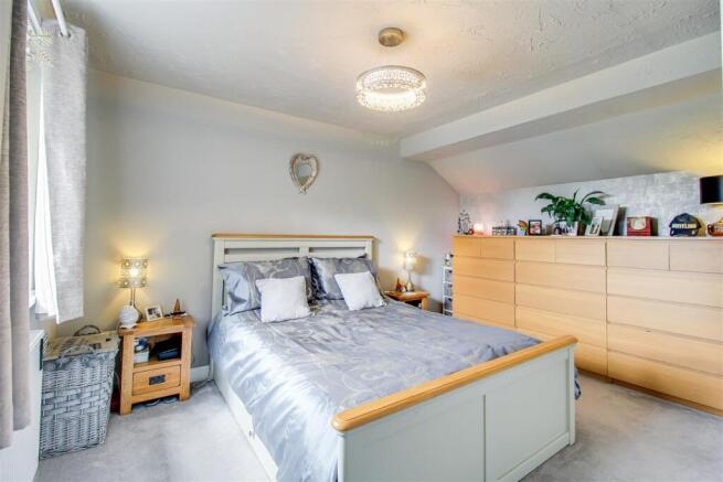 4 bed Detached for sale Image 9