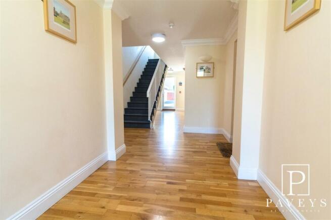 COMMUNAL ENTRANCE HALL