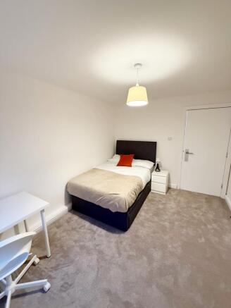 3 bed Flat to rent Image 8
