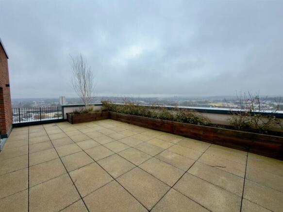 2 bed Apartment to rent Image 12