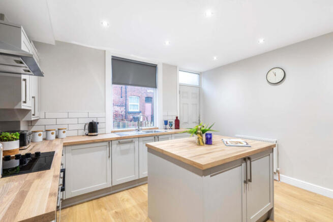 6 bed House to rent Image 8