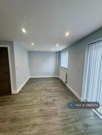 4 bed Semi-Detached to rent Image 4