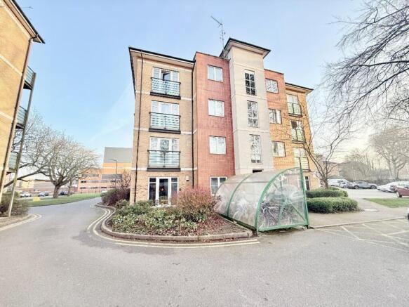 2-bed flat on The Parklands, Dunstable, LU5, £180,000