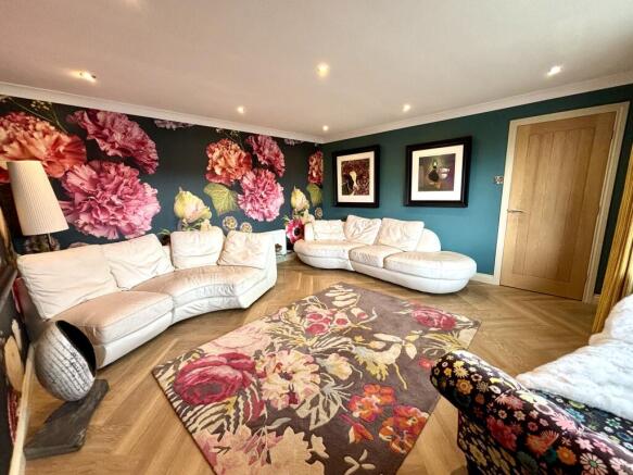 4 bed Detached for sale Image 8