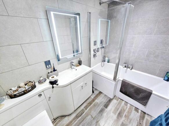 2 bed Flat for sale Image 11