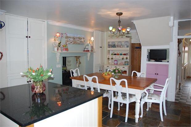 KITCHEN/BREAKFAST ROOM:-