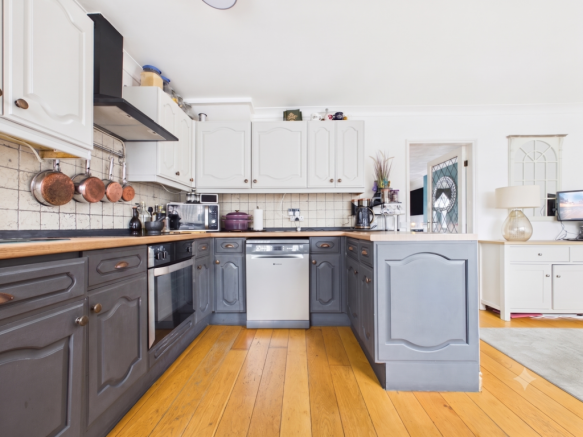 3 bed Semi-Detached for sale Image 8