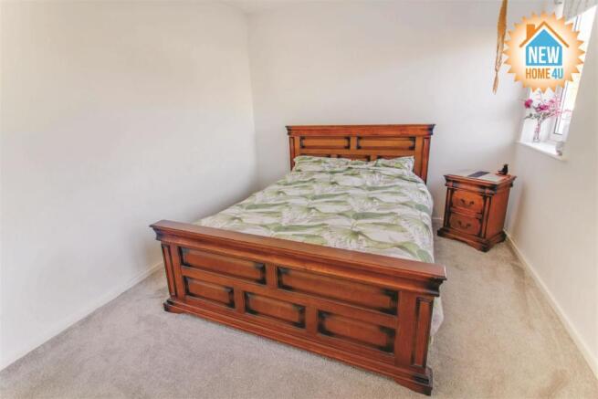 MAIN BEDROOM: