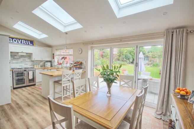 KITCHEN/DINING ROOM