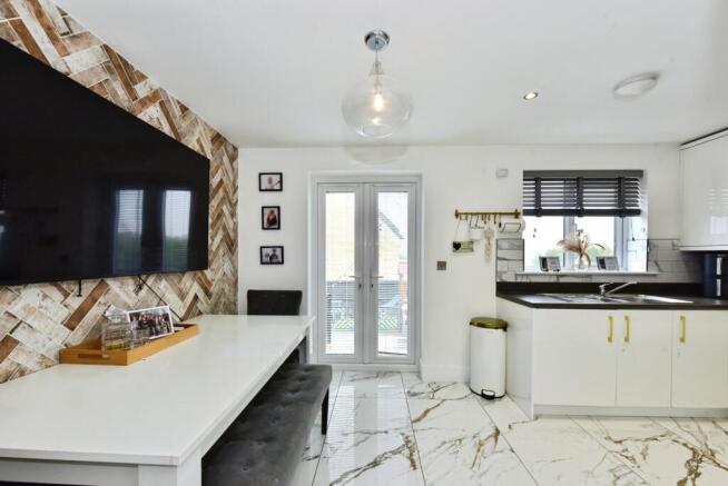 3 bed Semi-Detached for sale Image 6