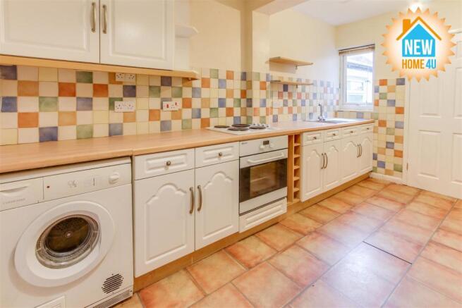 KITCHEN / BREAKFAST ROOM: